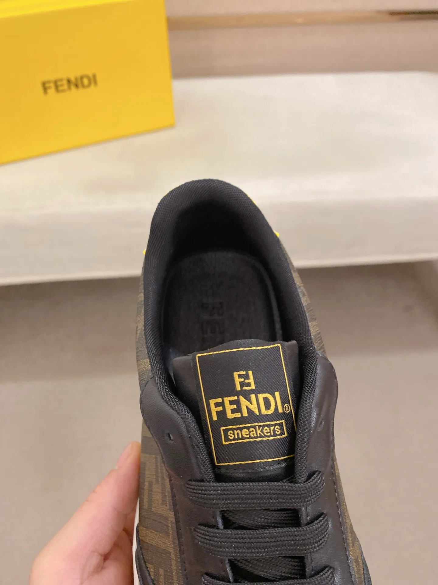 Men's shoes 💰 420💰 (FENDI) New style 👊🏻 upper 🇮🇹 imported cowhide fabric 🇩🇪 lining imported sheepskin lining. The original outsole is molded to highlight the identity of every man, and the upper foot is stable and stable🚶🏻🚶🏻The high-end custom counters reproduce the original version📯No matter the wind or rain, the shoe last remains unchanged and can withstand the verification of time🔍️,🔵 Size: 38-44 (45 is custom-made and cannot be returned or exchanged